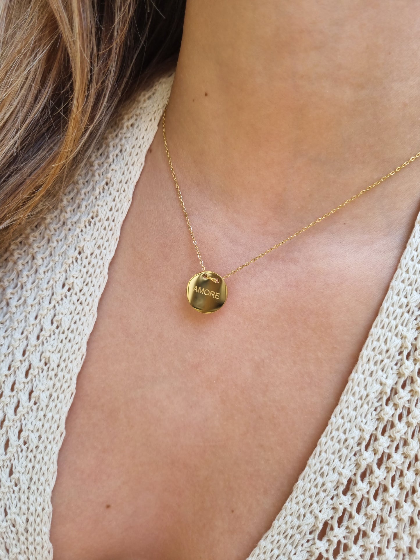 Collier médaillon AMORE - coloris au choix
