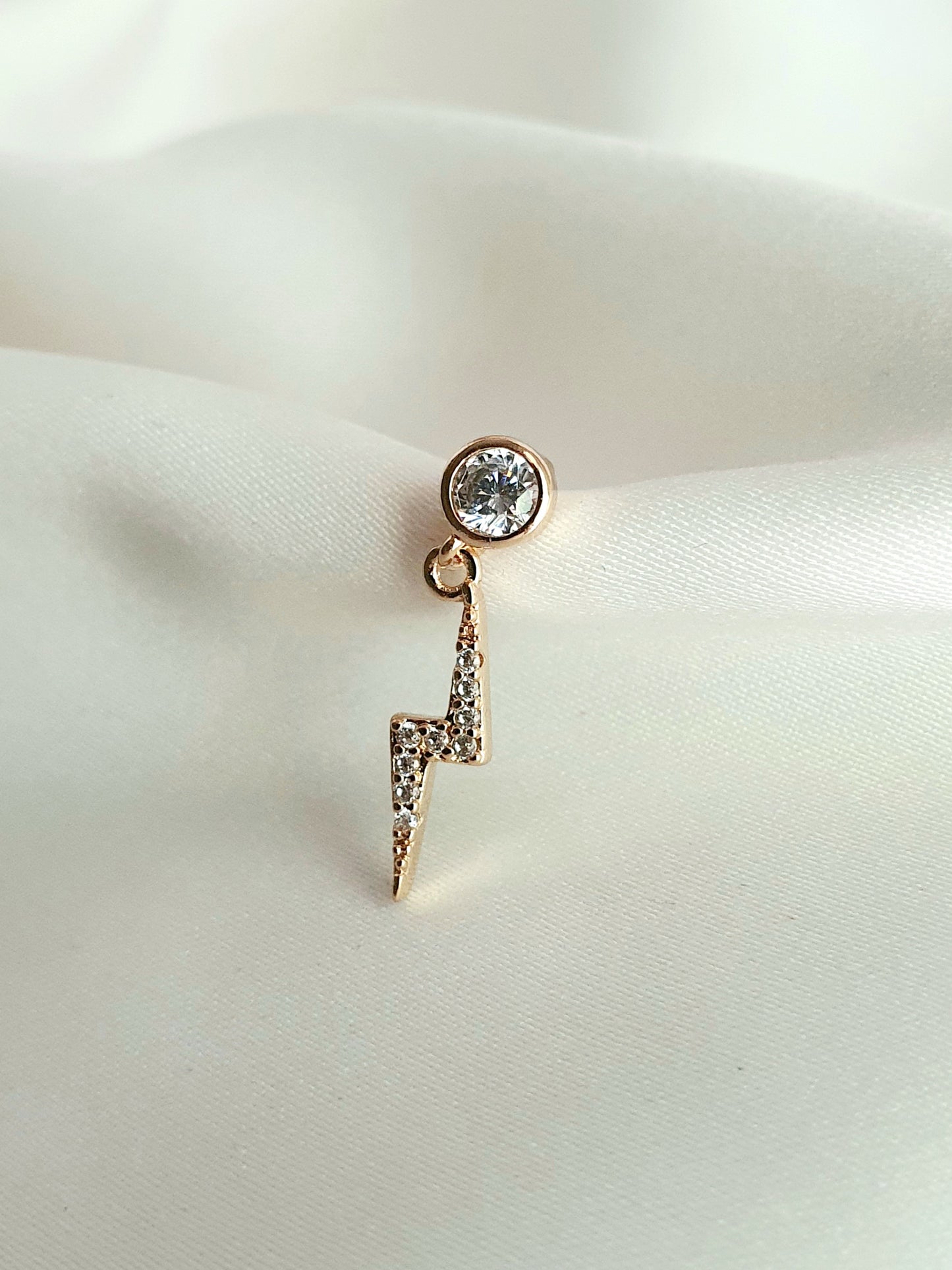 Puce d'oreilles éclair & zircons pendante - doré