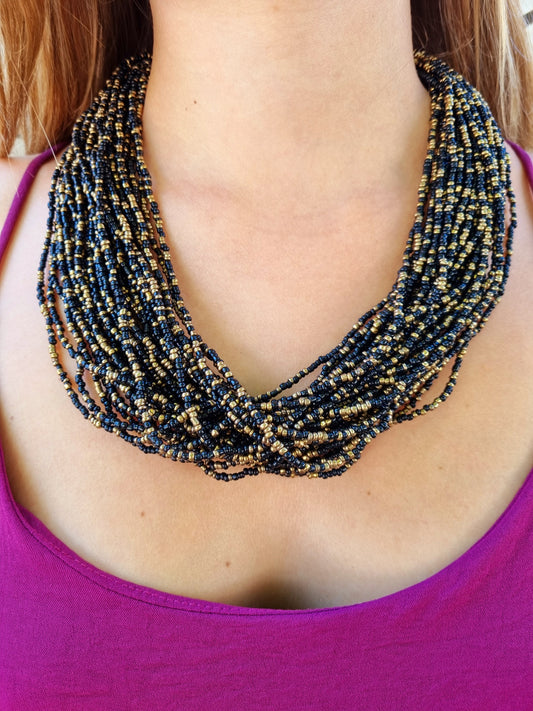 Grand collier torsadé petites perles noires et dorées