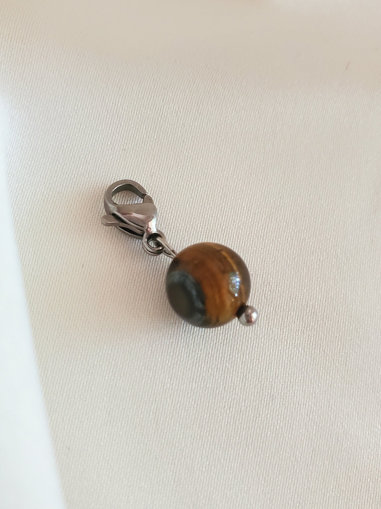 Charm perle oeil de tigre - argenté (dernière unité en stock)