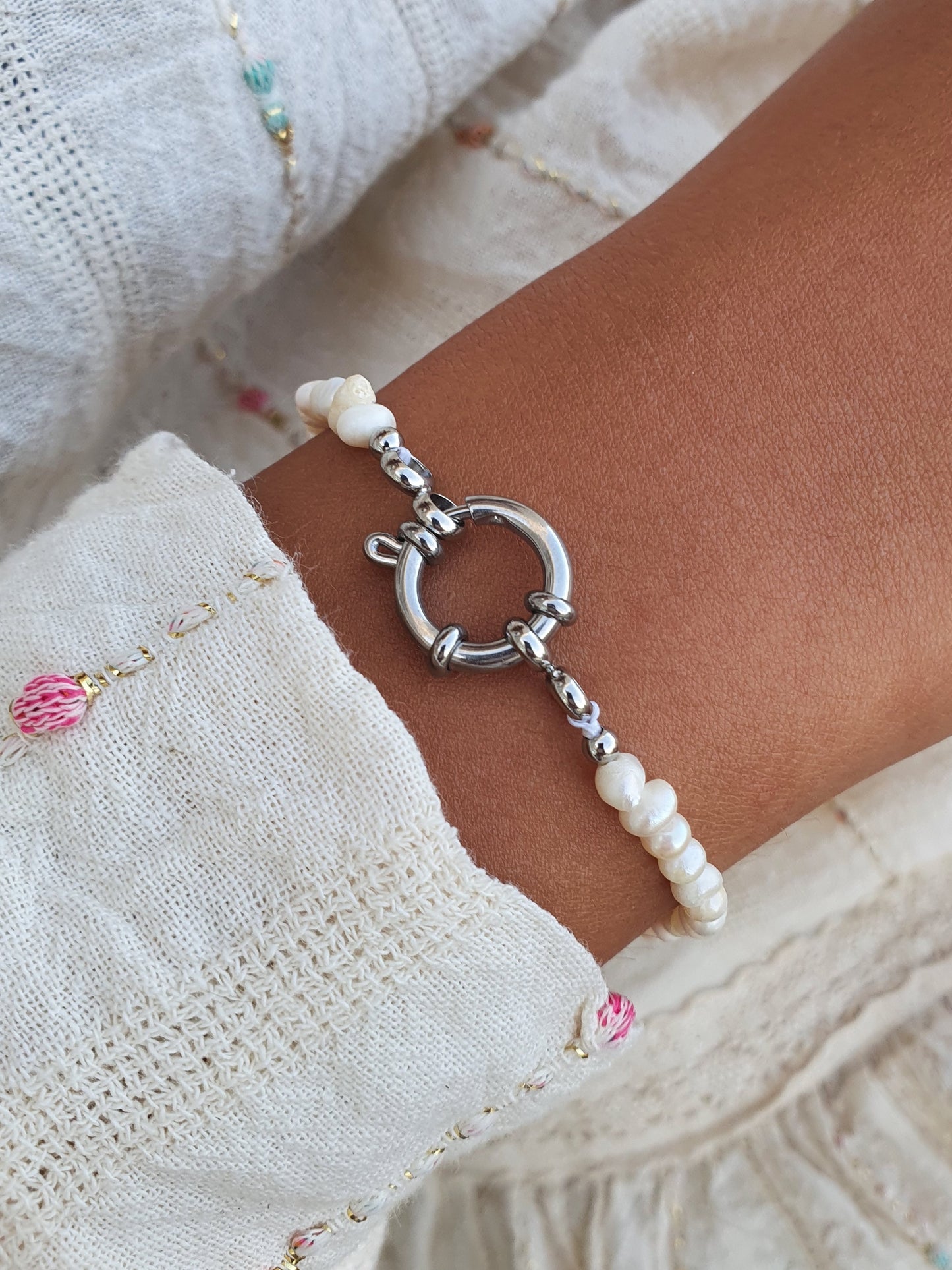 Bracelet perles en coquillages - argenté