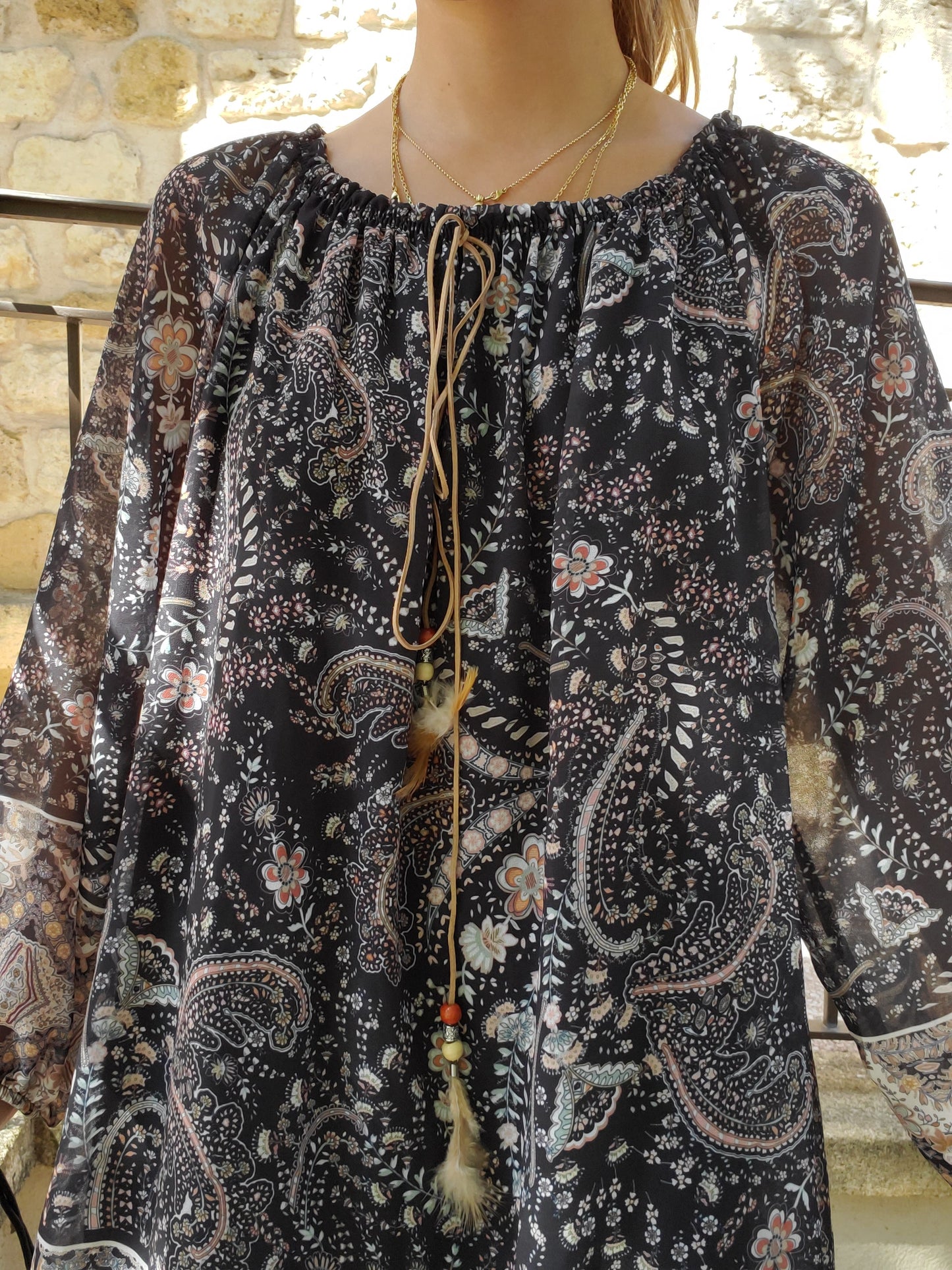 Robe noire à imprimés