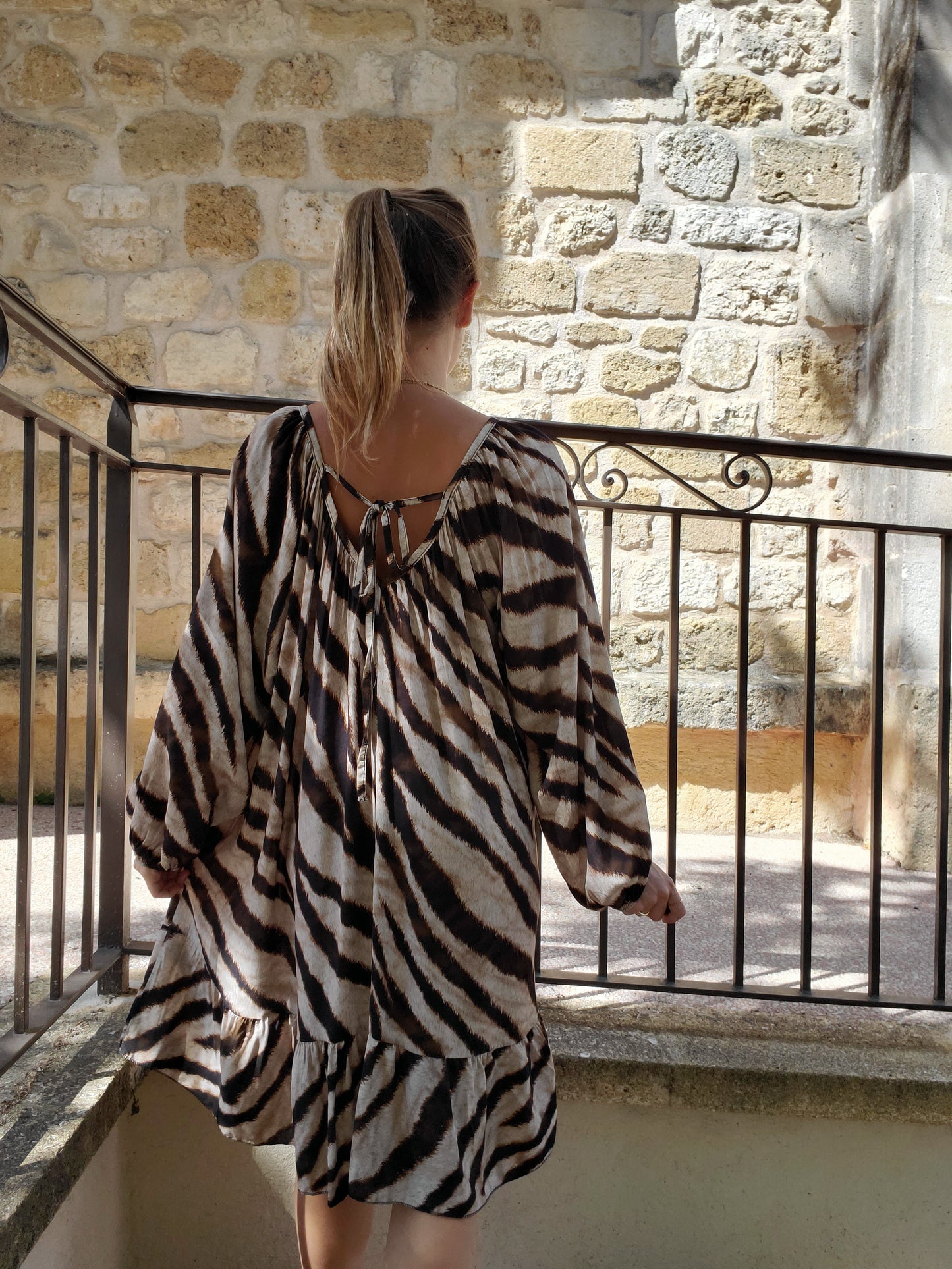 Robe zébrée à volants