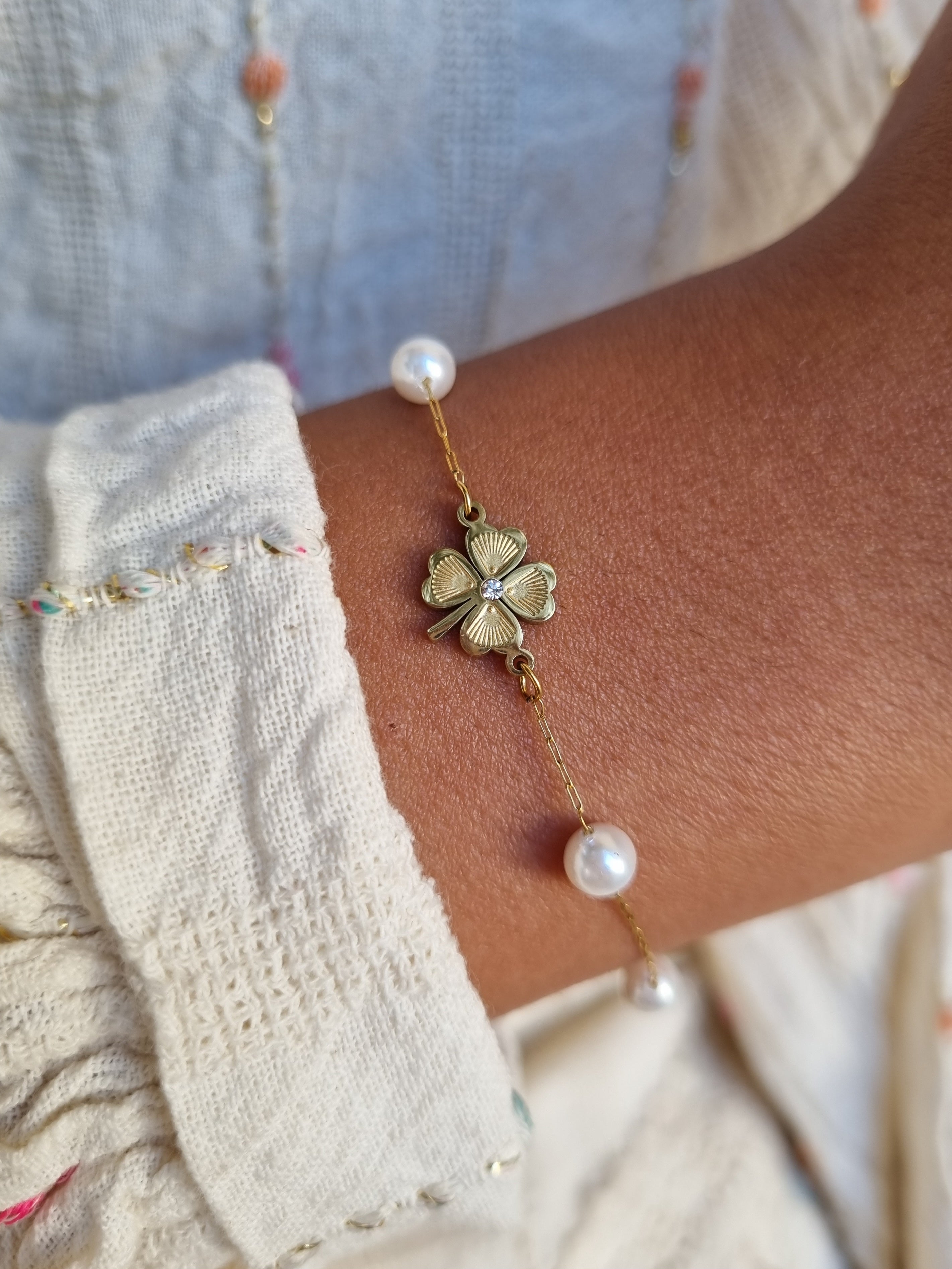Bracelet trèfle et zircon et perles en nacre - doré – LauVéA Boutique