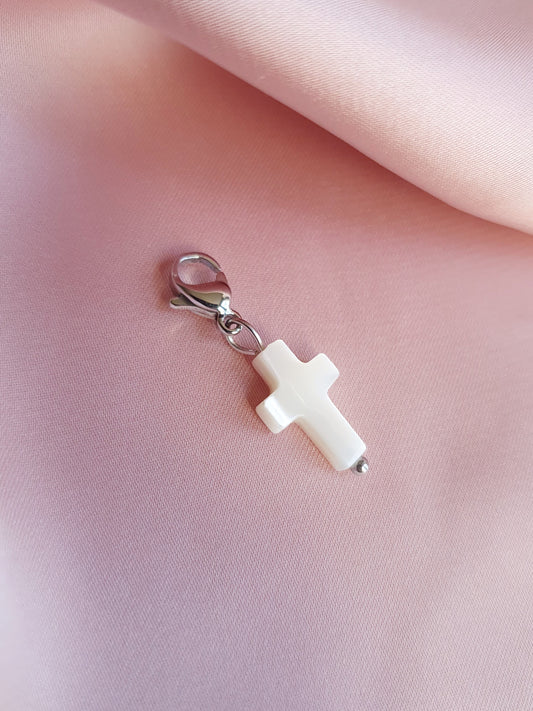 Charm croix en nacre - argenté