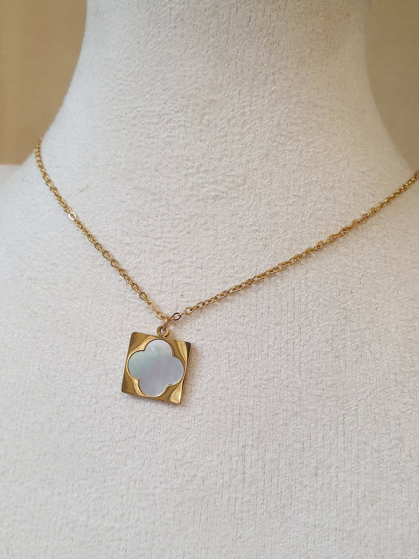 Collier trèfle carré - doré
