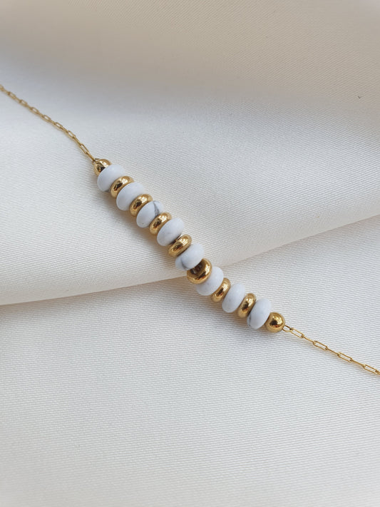 Bracelet rangée de perles en pierre naturelle - doré | Howlite