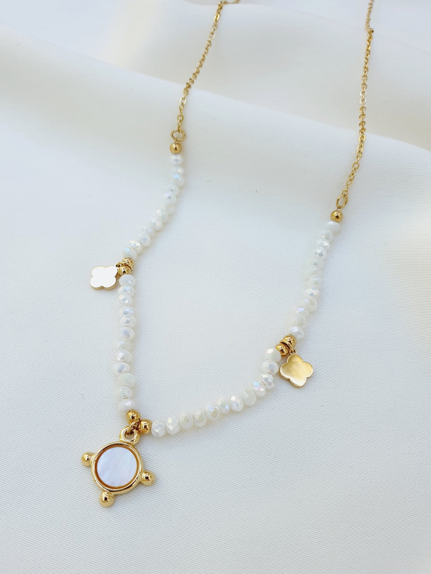 Collier breloques trèfles et médaillon et perles de verre - doré