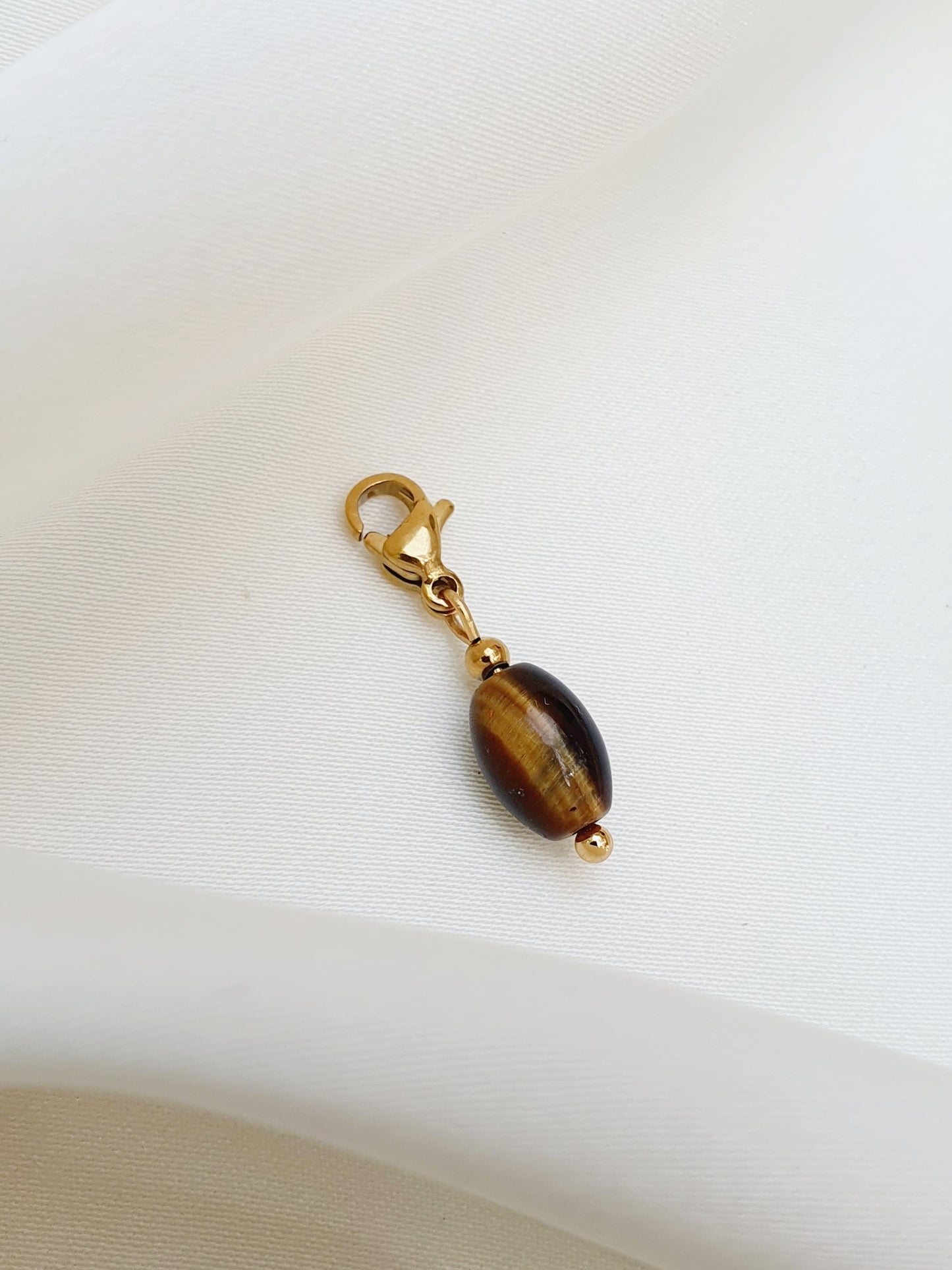 Charm pierre ovale oeil de tigre - doré