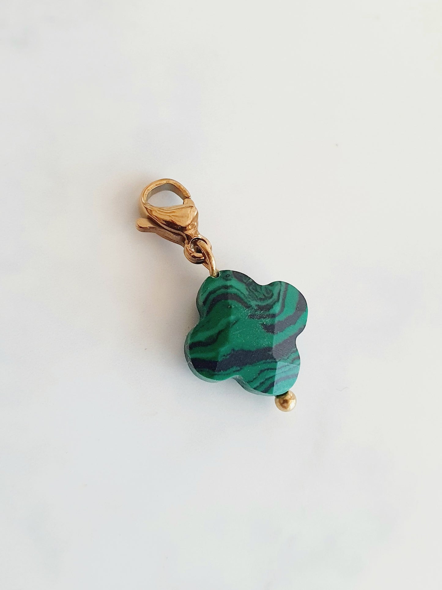 Charm trèfle à facettes effet Malachite - doré