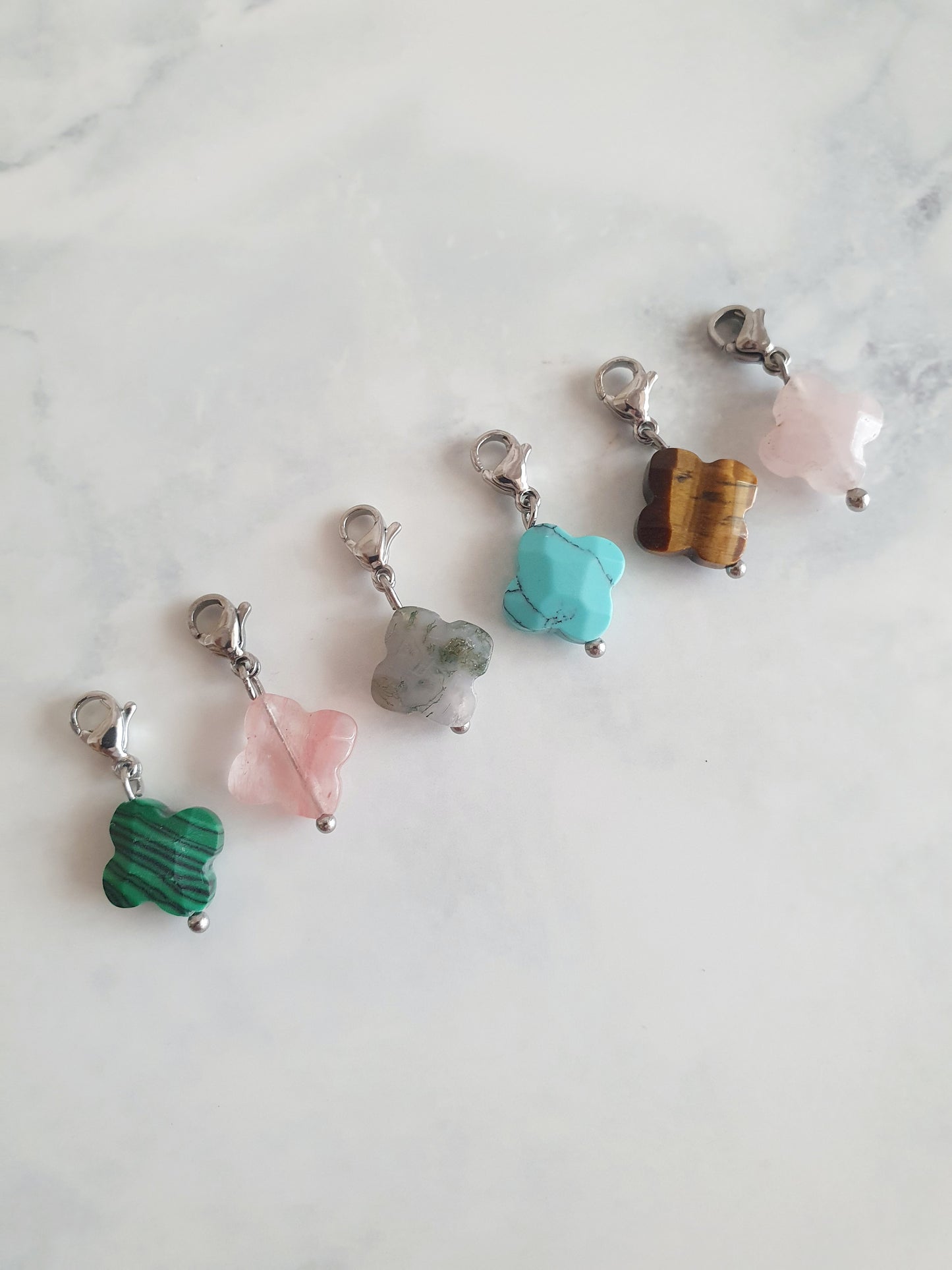 Charm trèfle à facettes effet Malachite - argenté