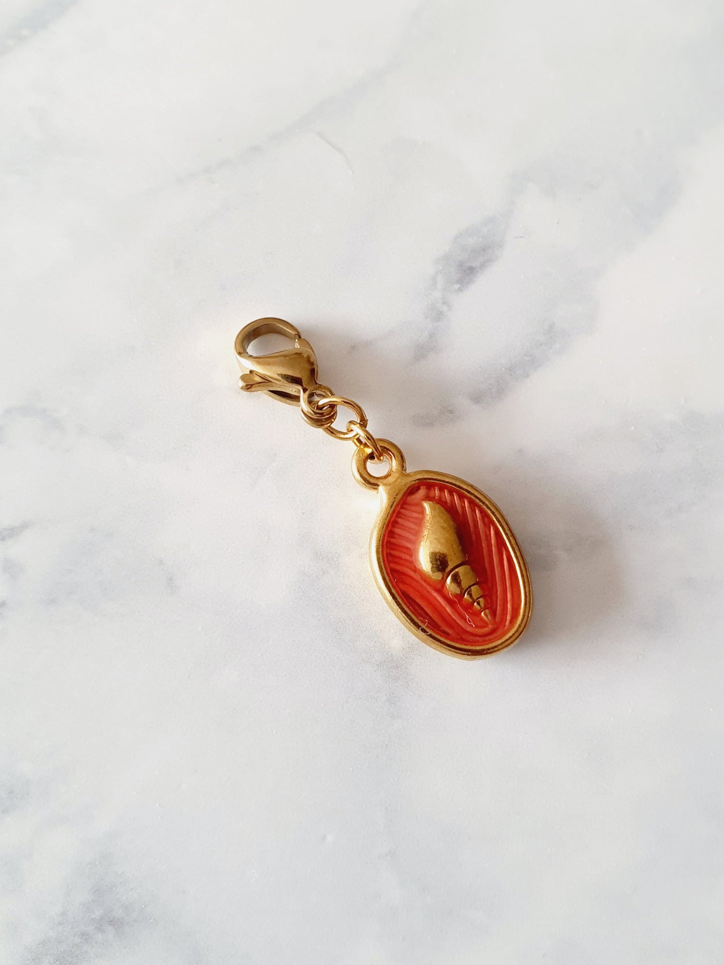 Charm médaillon coquillage - doré | corail orangé