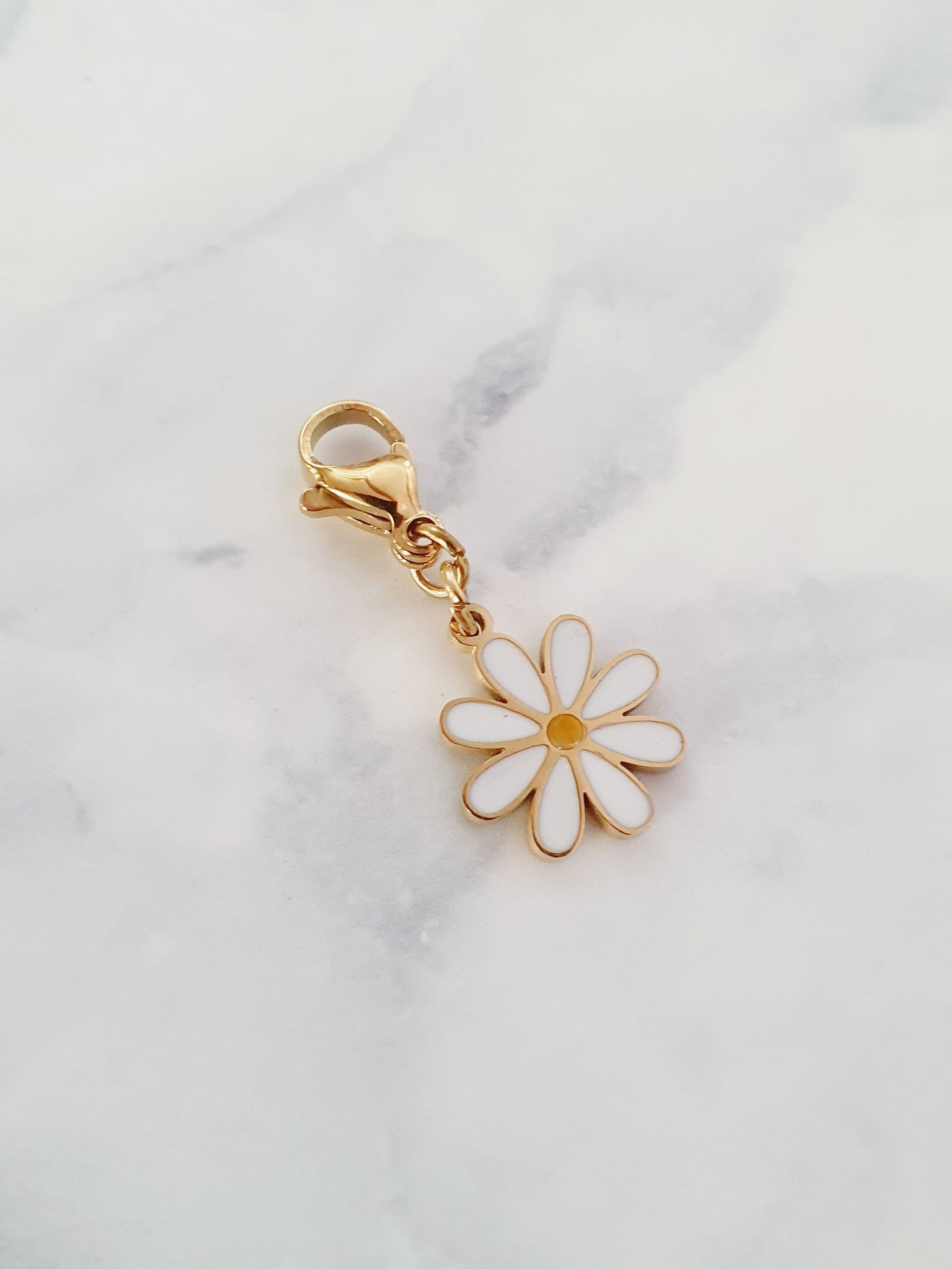 Charm jolie fleur blanche - doré