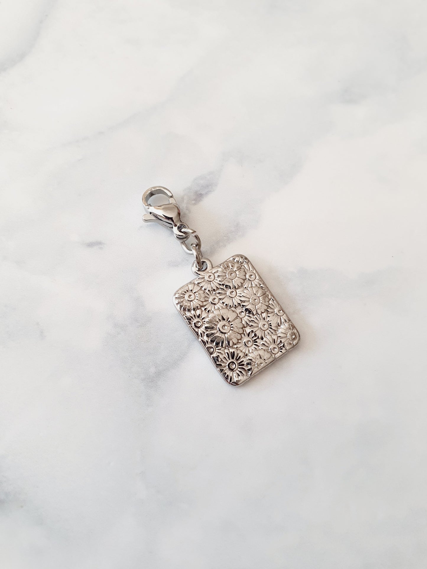 Charm plaque floral - argenté