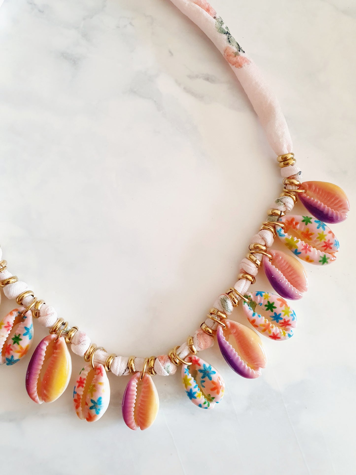 Collier tissu coquillages cauri - doré/blanc