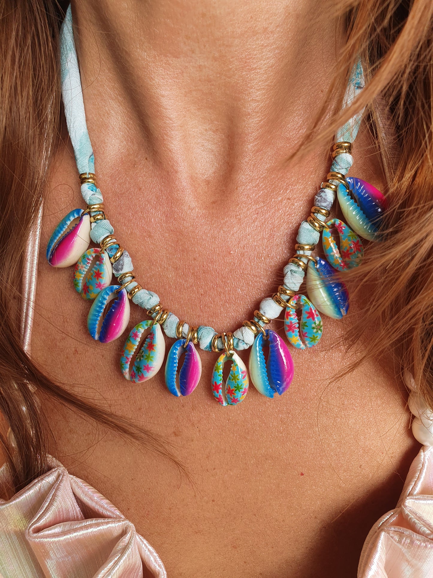 Collier tissu coquillages cauri - doré/bleu