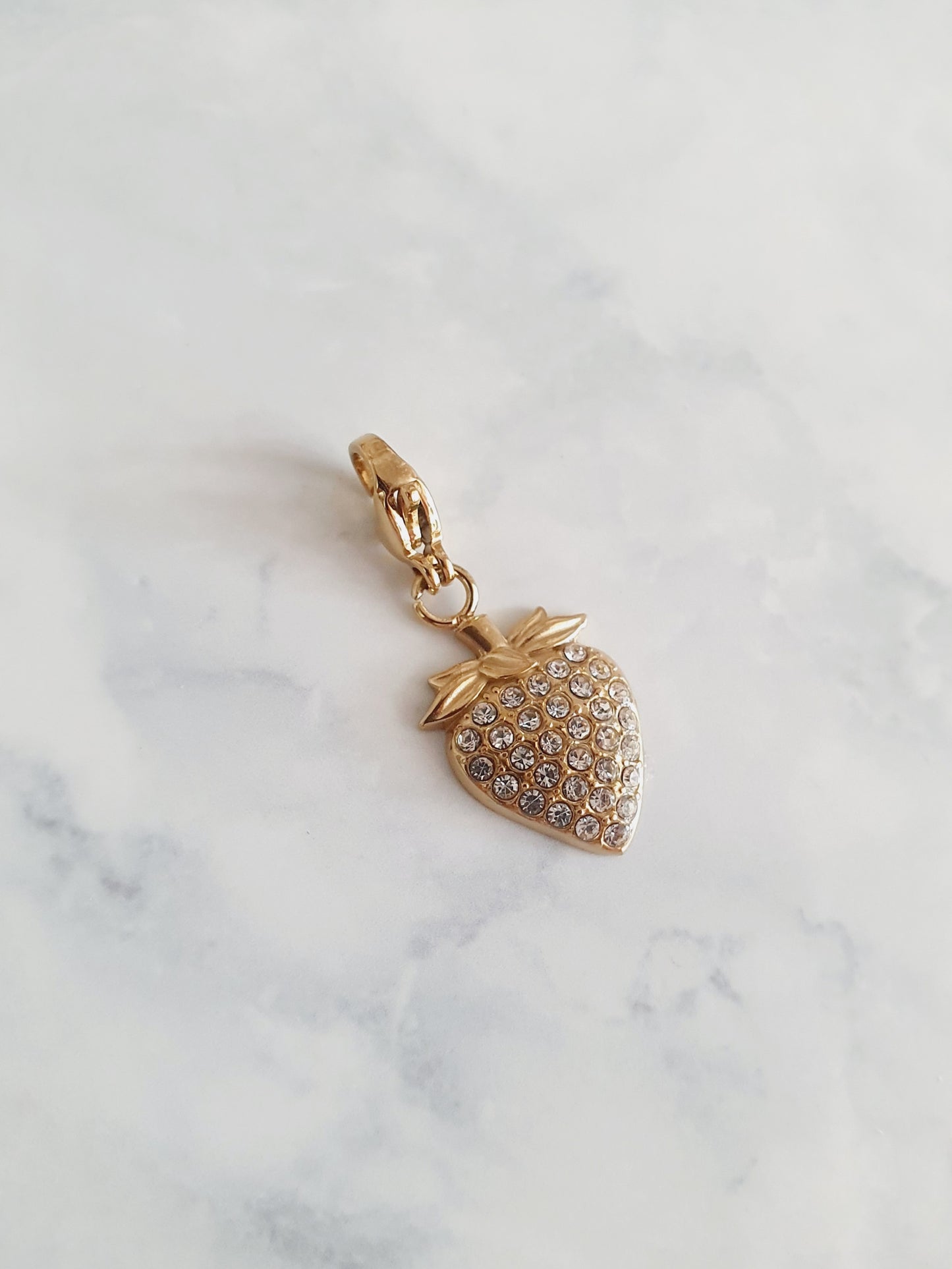 Charm fraise strass Premium - doré