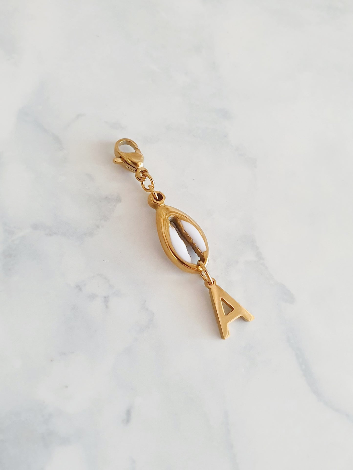 Double Charms initiale coquillage blanc - doré