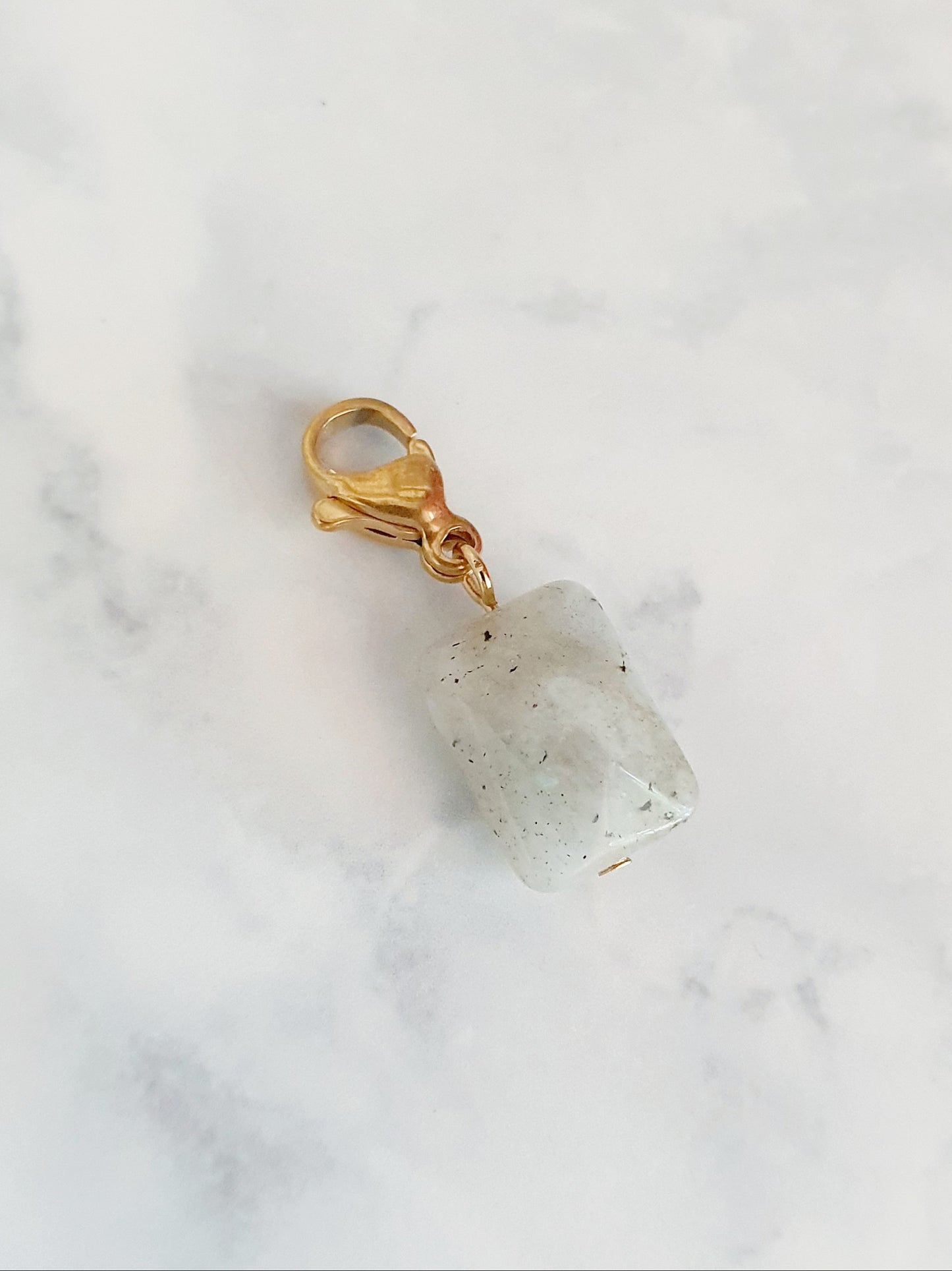 Charm pavé en pierre naturelle Premium - doré | Labradorite