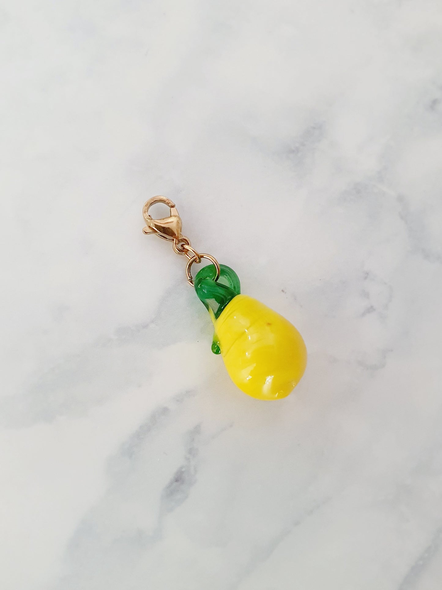 Charm poire en verre - doré