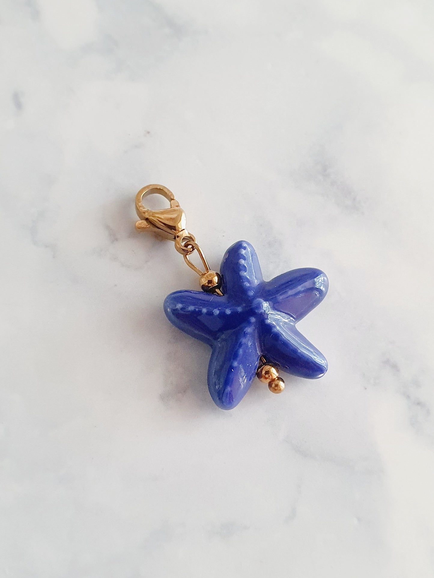 Charm étoile de mer - doré / bleu roi