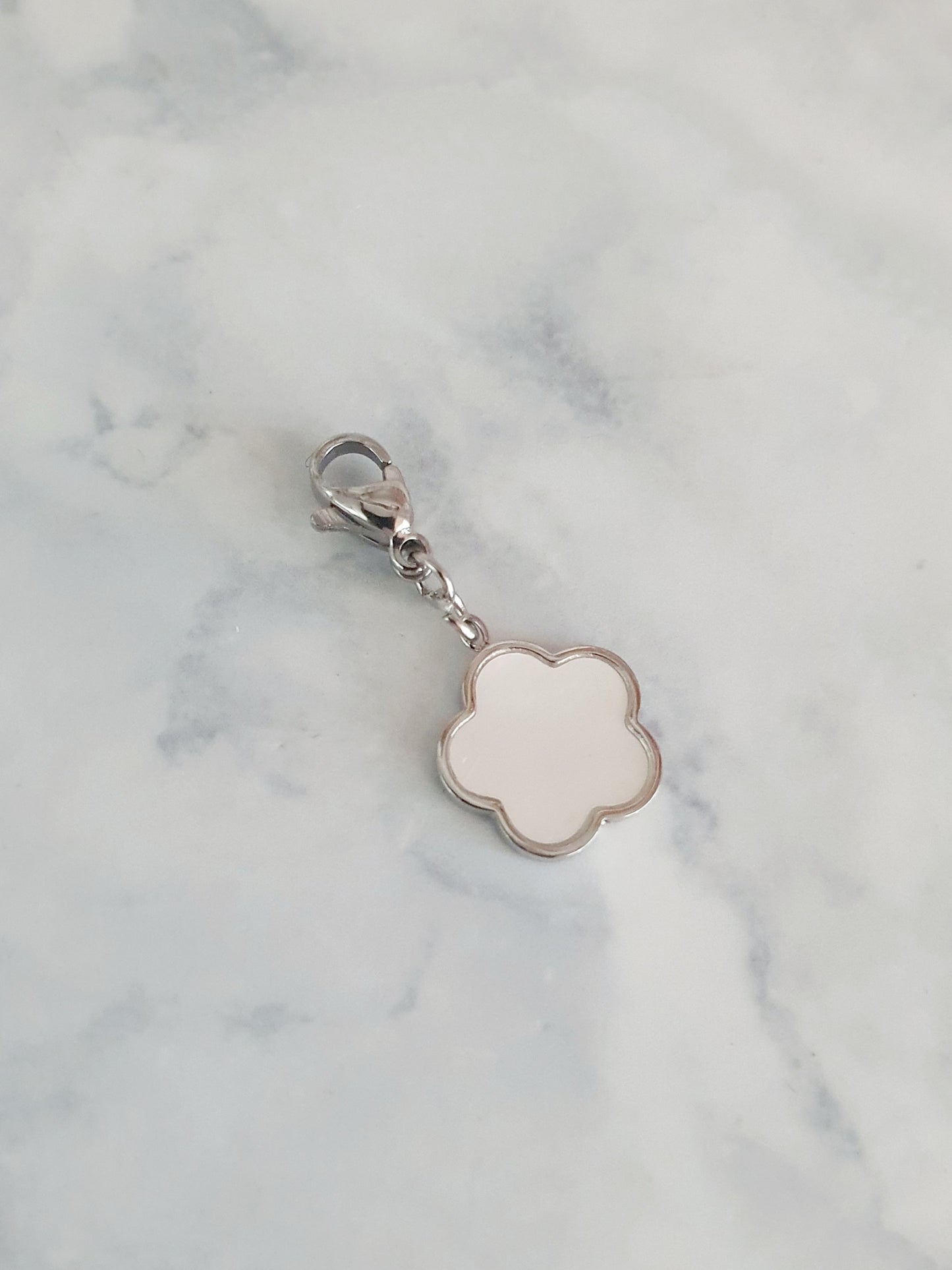 Charm fleur nacrée - argenté