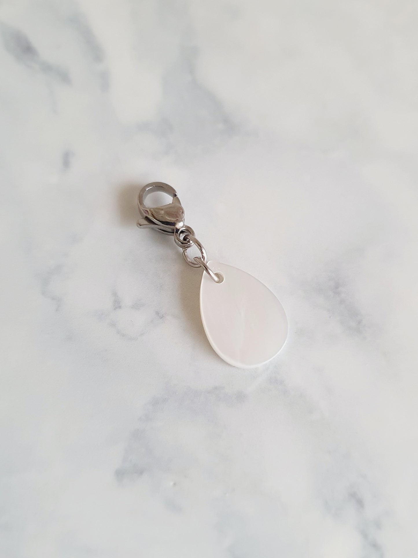 Charm goutte plate en nacre - Coloris au choix