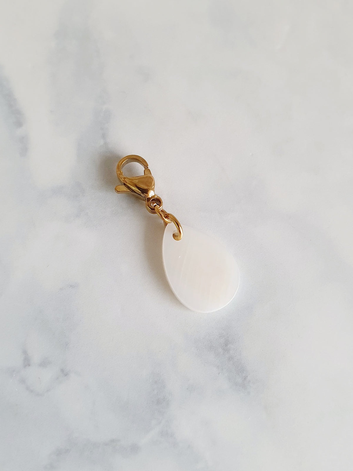 Charm goutte plate en nacre