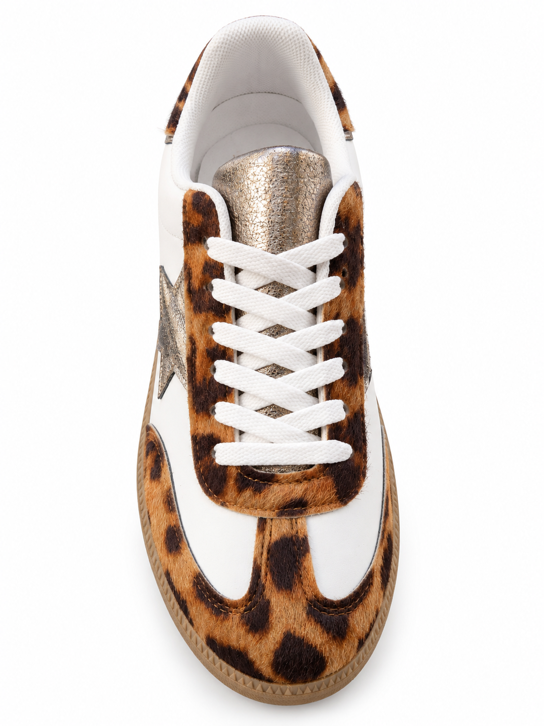 Baskets léopard et étoile dorée, vue de dessus avec lacets blancs