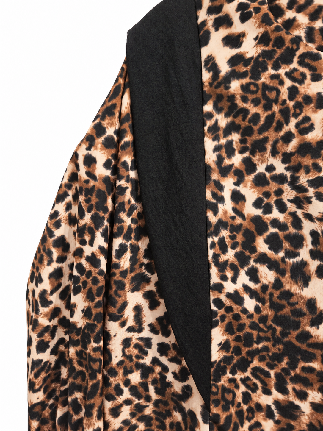 Détail du volant noir et de l'imprimé léopard de la blouse