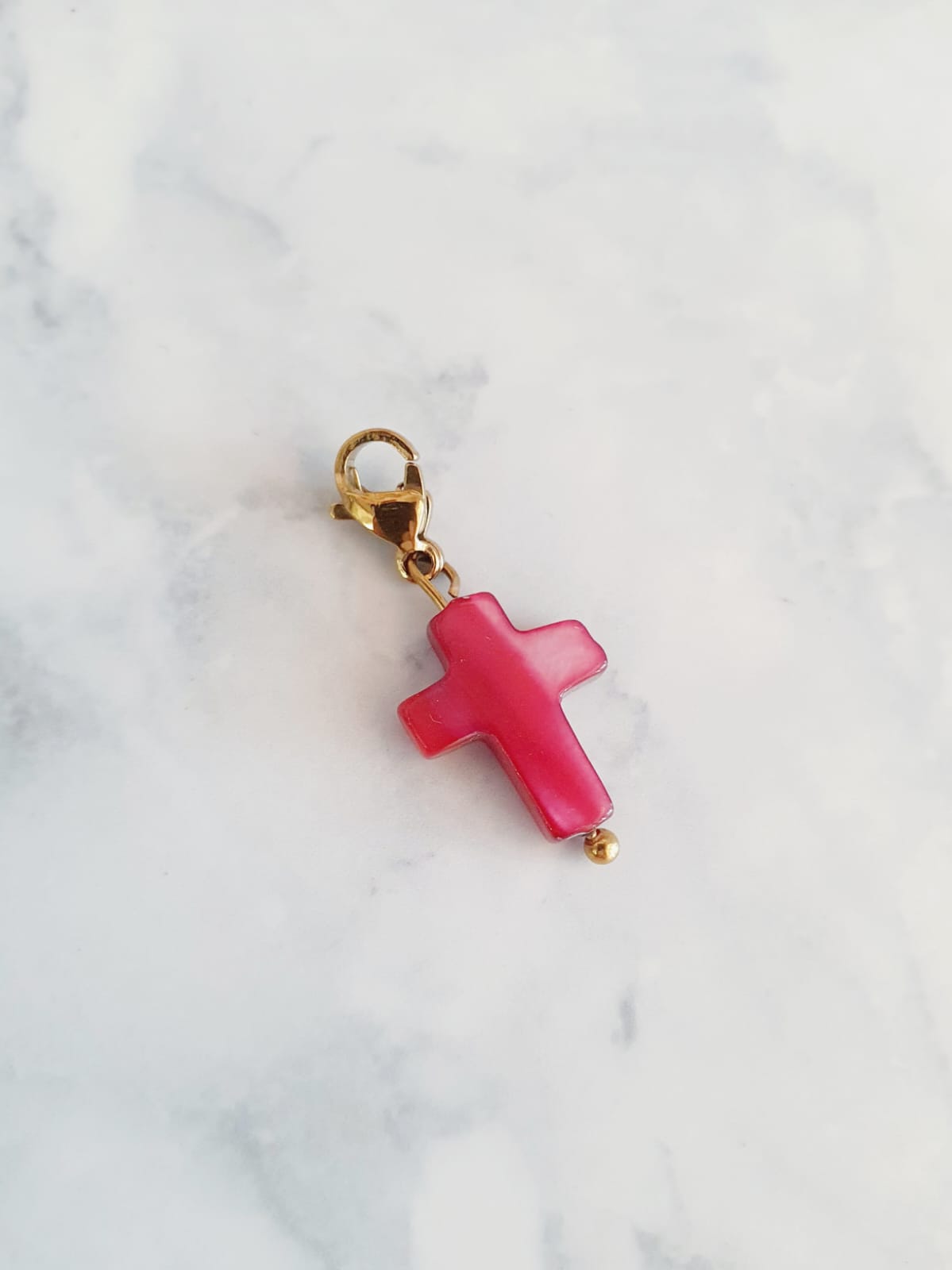 Charm croix rose - doré