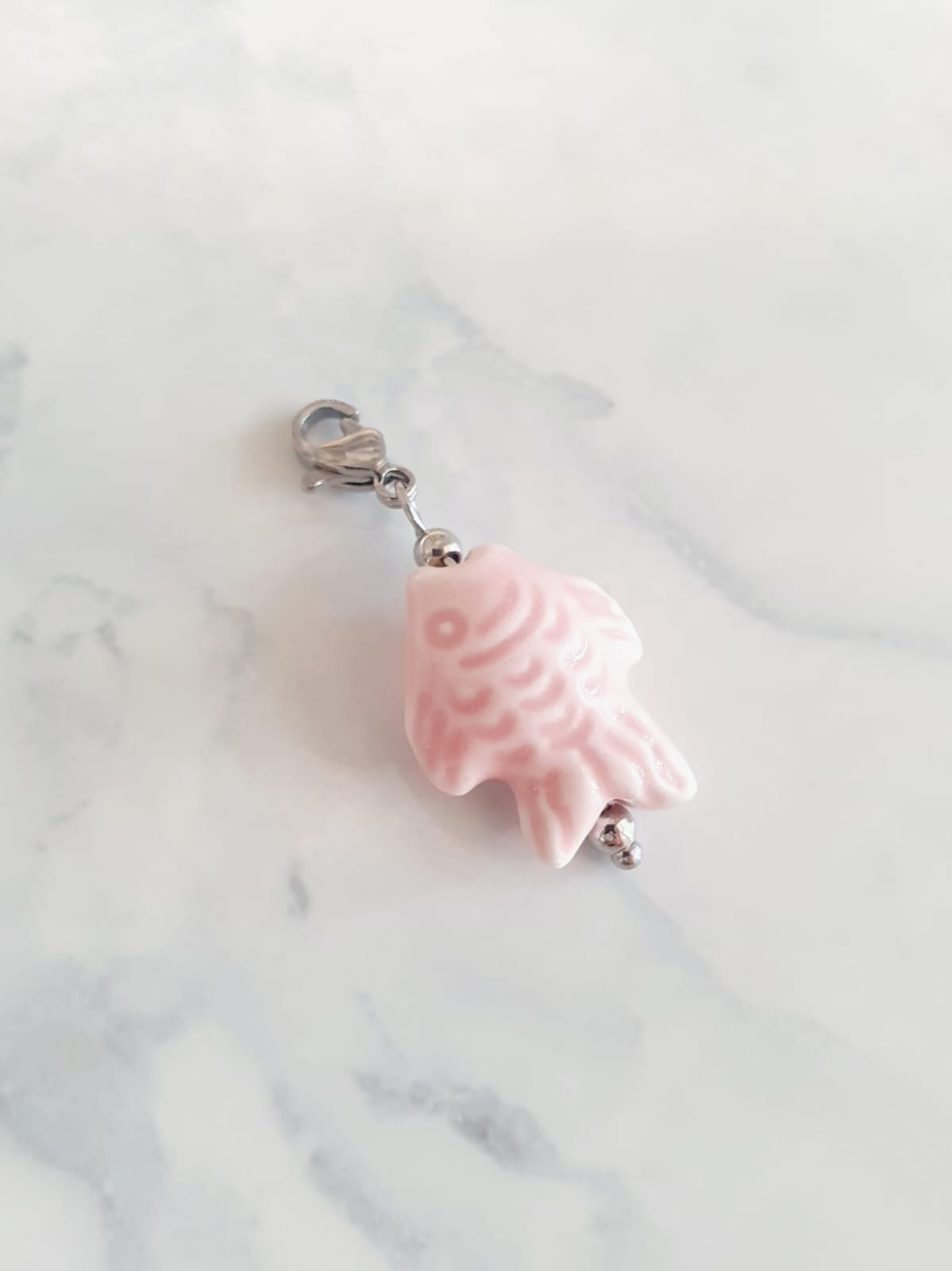 Charm poisson texturé - argenté | rose