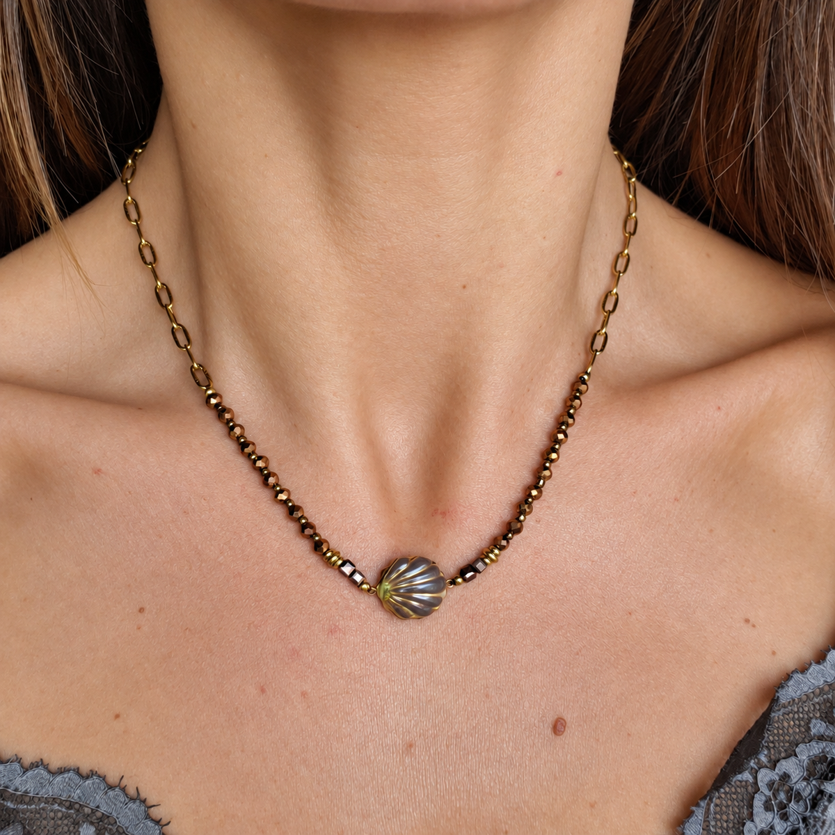 Collier coquillage et perles à facettes - doré