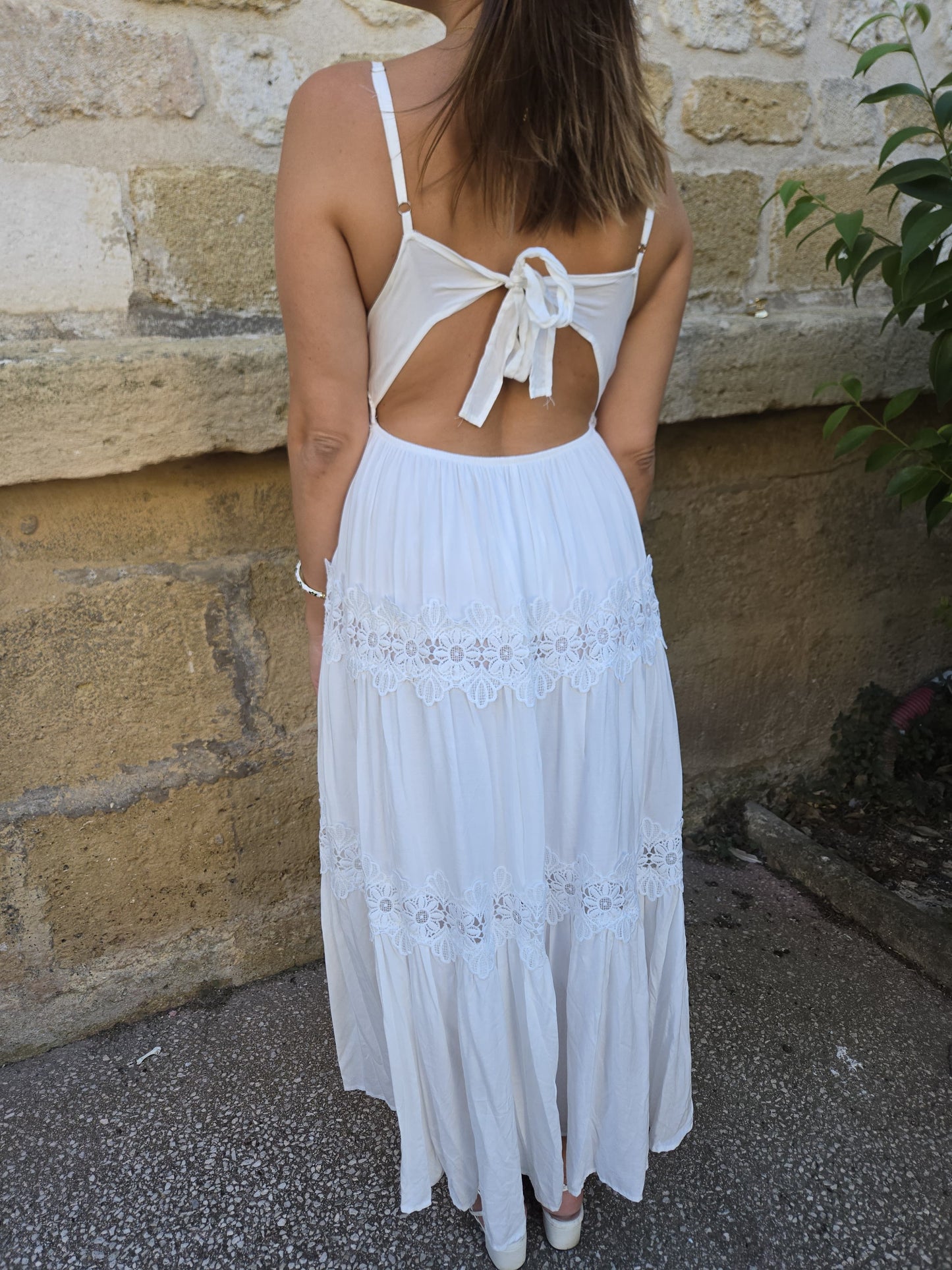 Robe longue en dentelles et dos nu - blanche