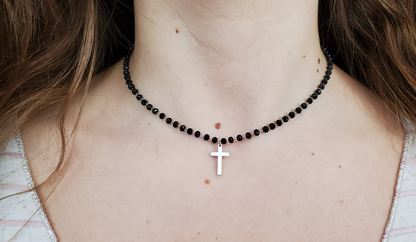 Collier ras de cou perles de verre et pendentif croix acier inoxydable
