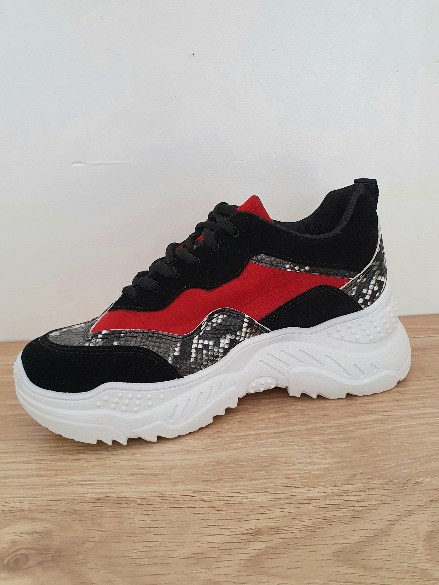 Baskets sneakers rouge & noir motif serpent