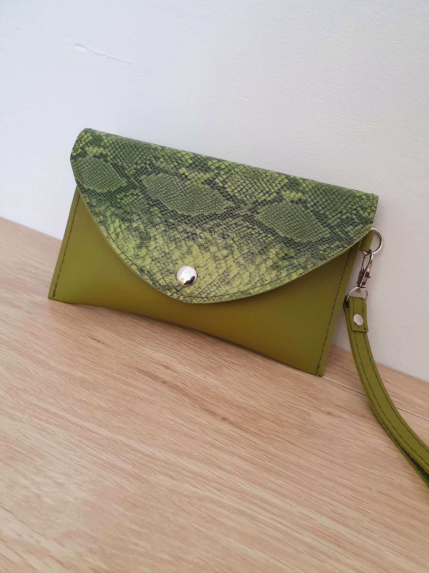 Pochette imprimé serpent verte