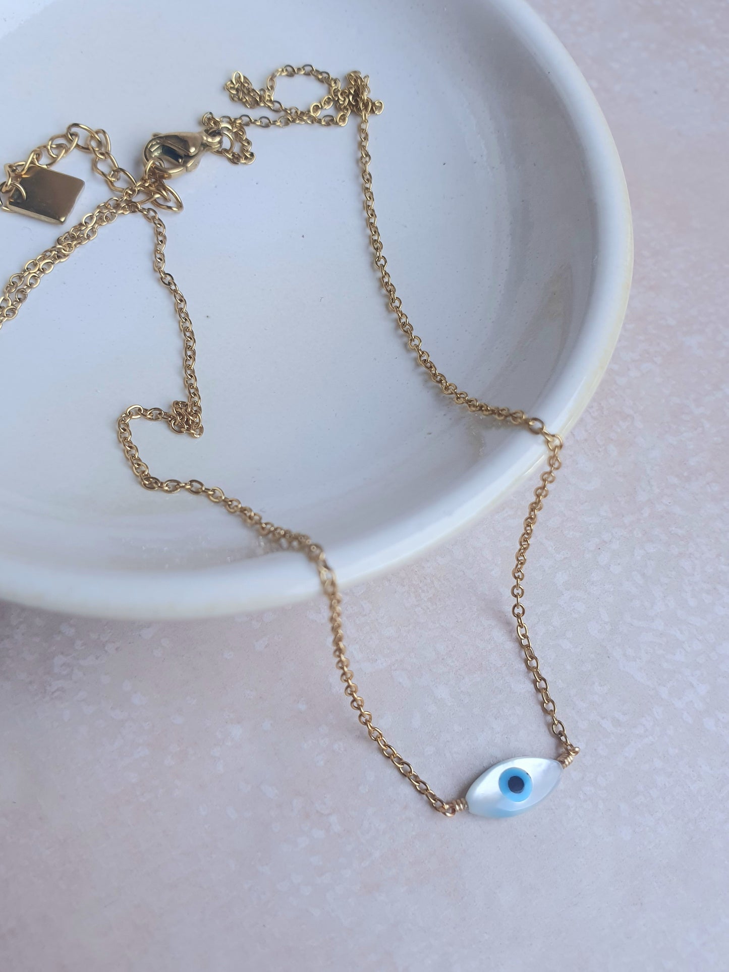 Collier oeil ovale en nacre - doré