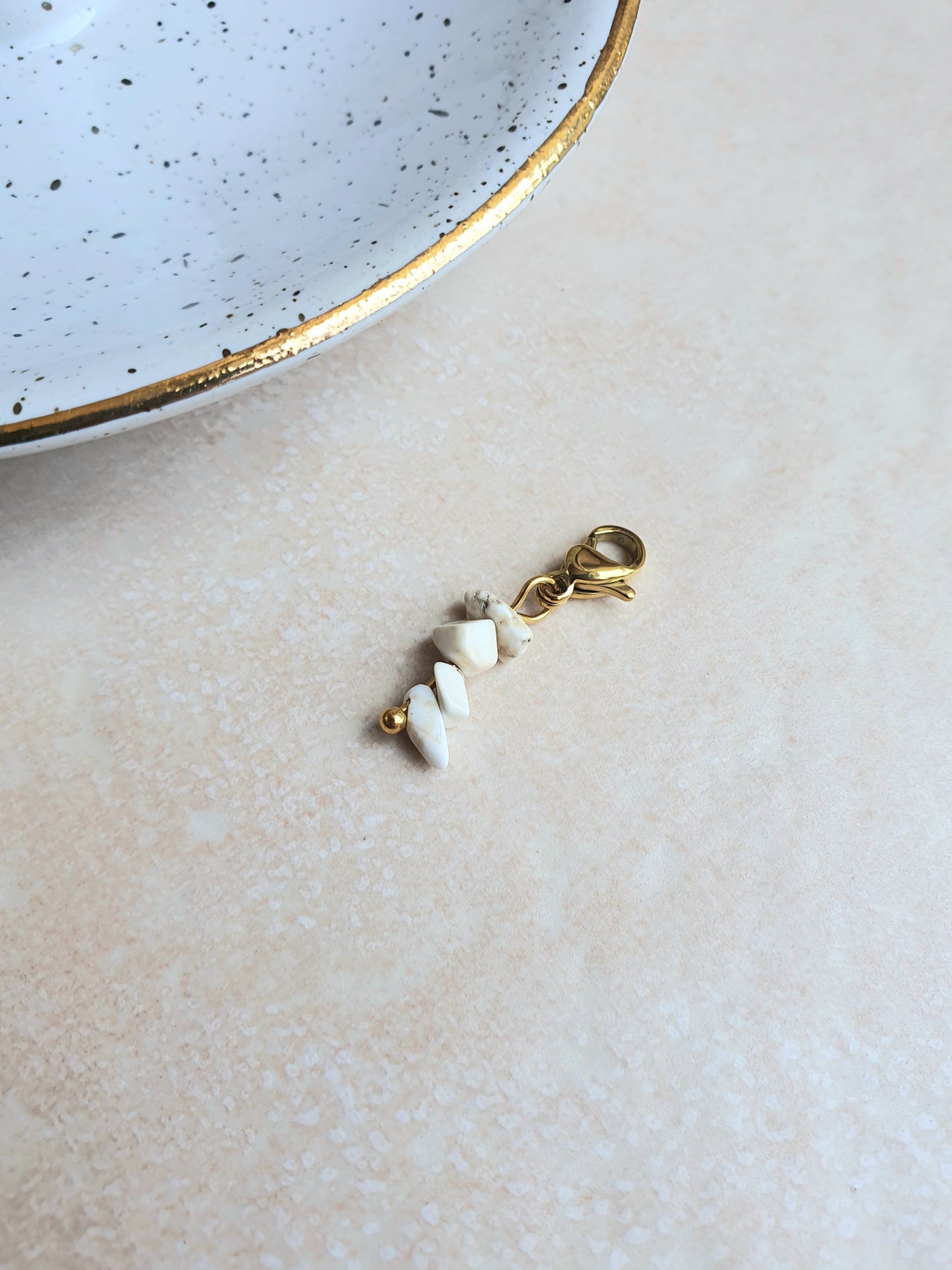 Charm grappe - pierre naturelle Howlite