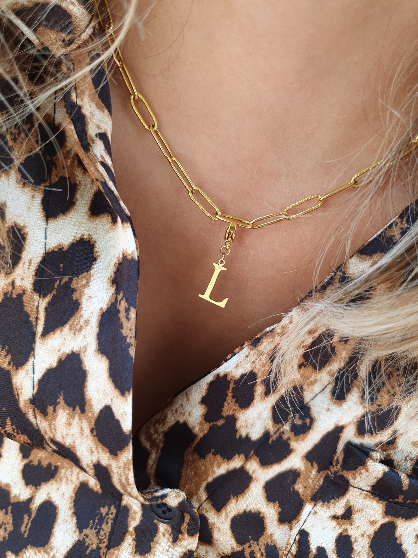 Collier initiale maillons striés - doré