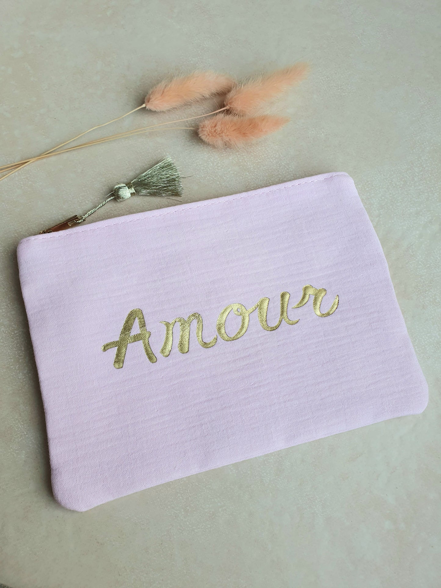 Pochette "AMOUR" à pompon - rose poudré