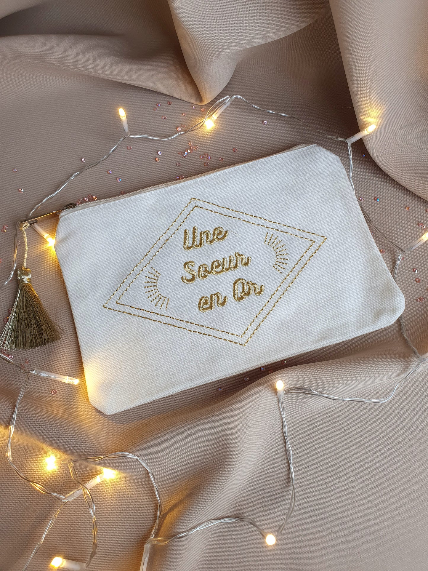 Pochette brodée avec Pompon "Une soeur en or"