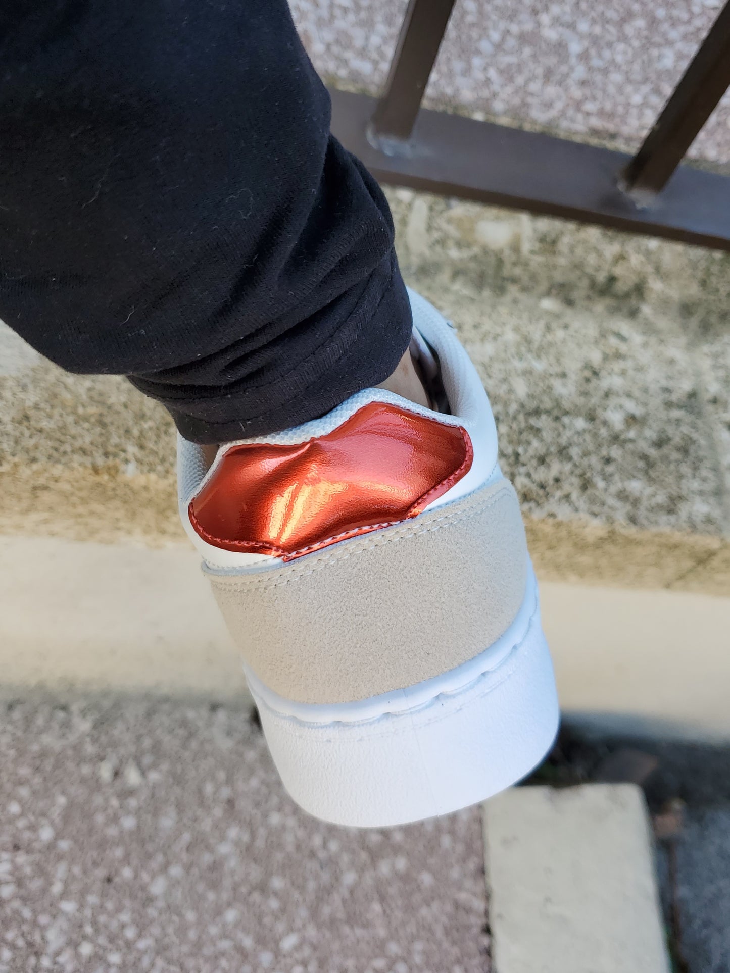 Sneakers beiges bouche rouge métalisée