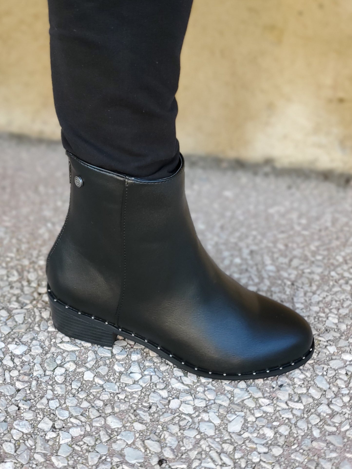 Bottines noires cloutées