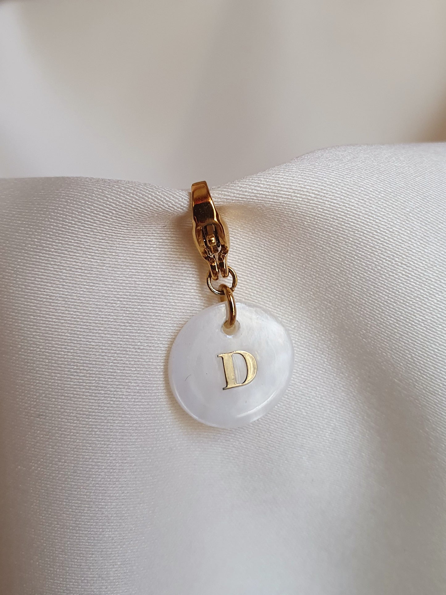 Charms lettres initiales en nacre (médaillon plat) - doré