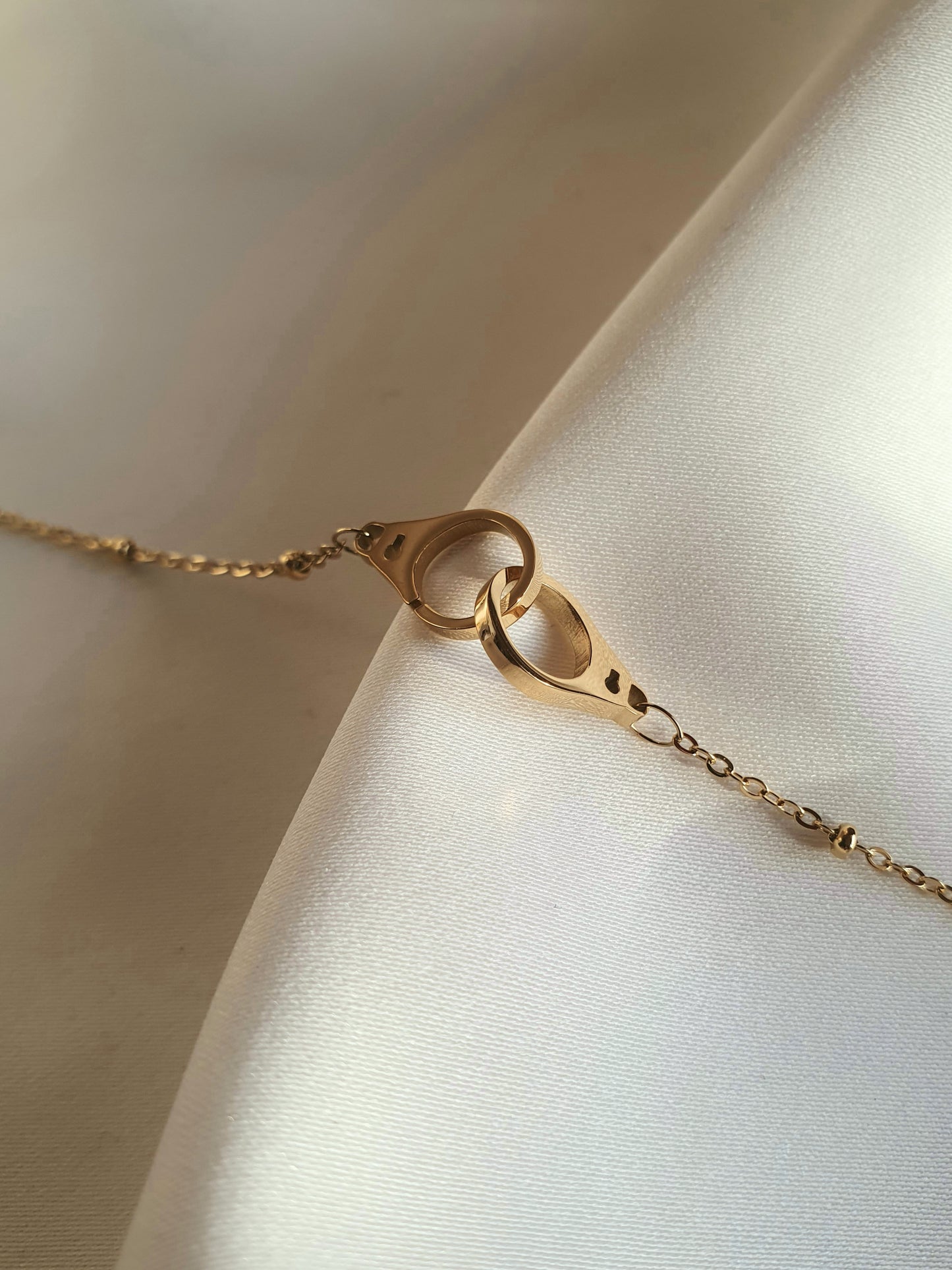 Bracelet menottes et petites perles - doré