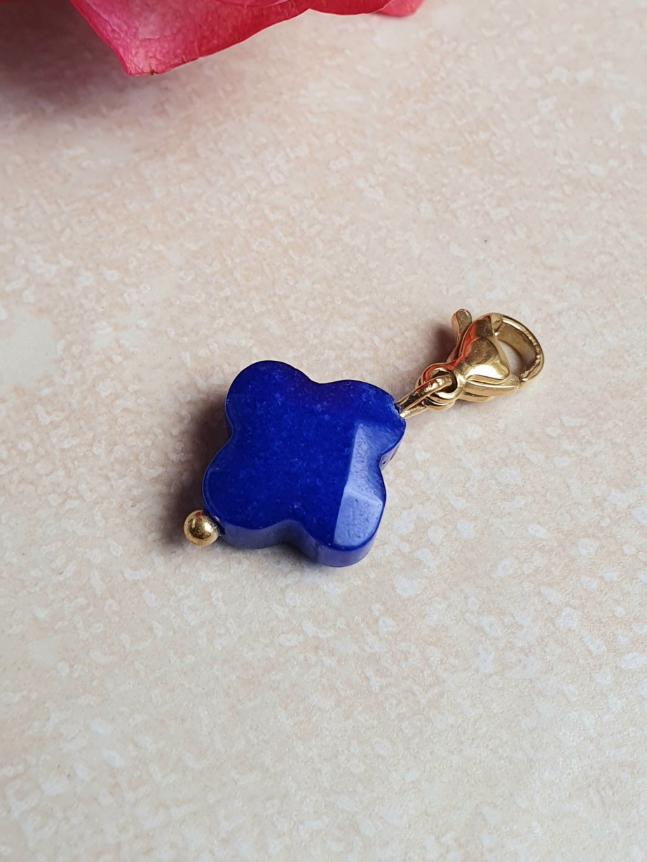 Charm trèfle pierre naturelle Lapis Lazuli - doré