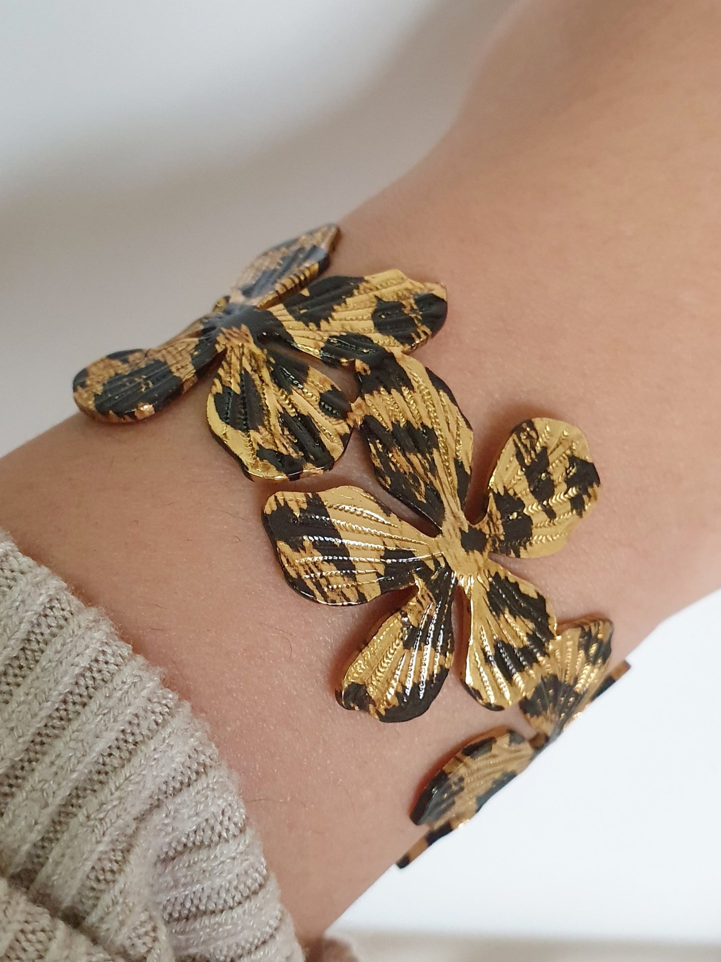 Bracelet manchette fleurs léopard - doré