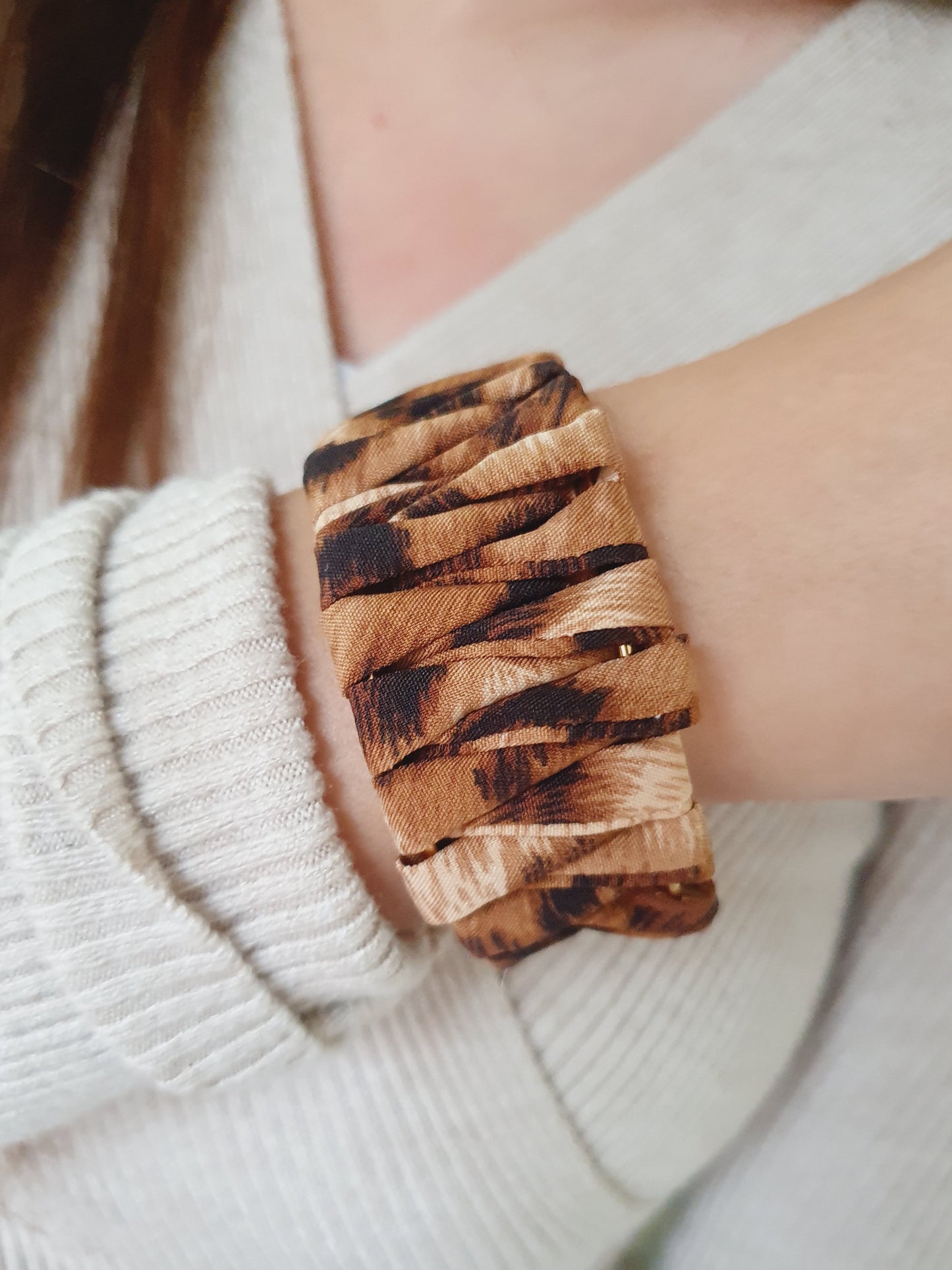 Bracelet manchette tissu léopard - doré