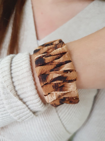 Bracelet manchette tissu léopard - doré